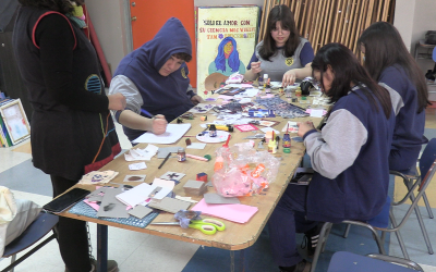 Creatividad y Conciencia Ambiental: Estudiantes del Colegio, Participan en Mediación Artística con Técnicas Textiles