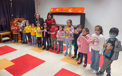 Entrega de carnet de biblioteca para nuestros estudiantes de Kínder