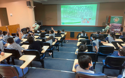 Alumnos y alumnas de 2° Básico participan en charla de Carabineros sobre el bullying