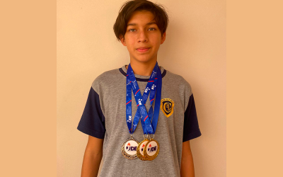 JDE: Alumno de nuestro colegio obtuvo tres medallas en natación