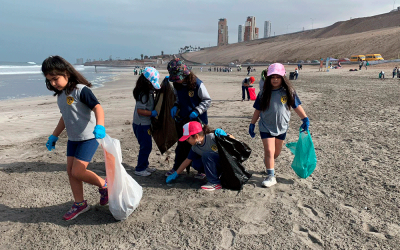 Nuestros estudiantes de 2° Básico limpiaron Playa Huayquique